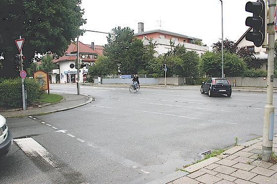 Lerchenauer Straße/Ecke Schittgablerstraße: Fußgänger und Radler, die die Lerchenauer Straße überqueren wollen, haben Vorrang. 	Foto: ws