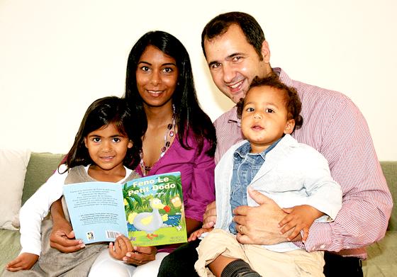 Ananya und Kian lauschen gerne den Geschichten vom kleinen Feno, die Mama und Papa ihnen häufig vorlesen. 	Foto: sl