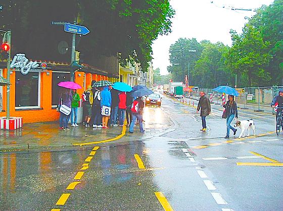 Wo beginnt die Straße? Verschärfte Vorsicht müssen Passanten momentan an der Fraunhofer- (vorne)/ Ecke Erhardtstraße walten lassen.	Foto: Privat