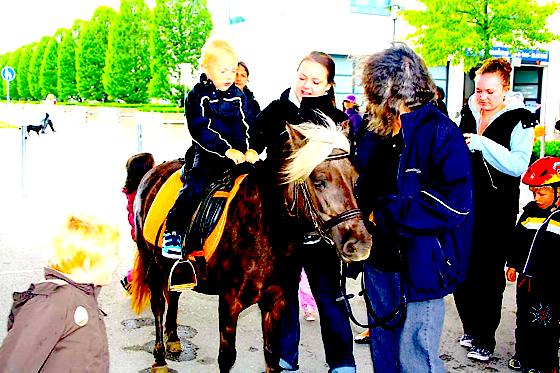 Auch Ponyreiten war beim fameri-Fest geboten.  	Foto: VA