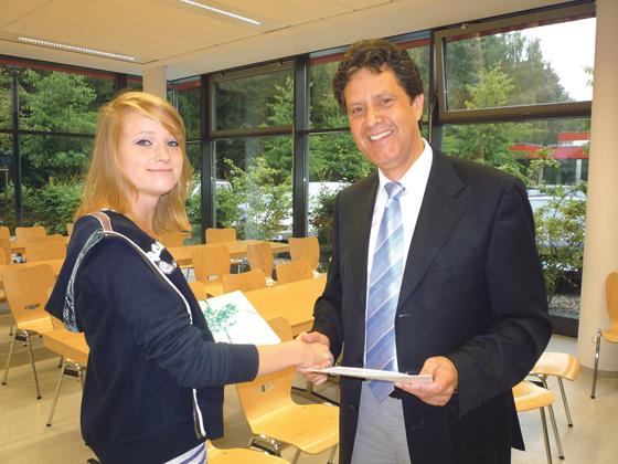 Die Gymnasiastin Anna-Maria Hünninger wurde für ihre Leistungen im mathematisch-naturwissenschaftlichen Bereich ausgezeichnet. Foto: VA