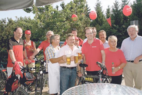 Prominente SPD-Mitglieder machten bei ihrer »Roten Radltour« Rast in Grasbrunn. Foto: Privat