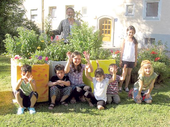 Der Hobbykünstler Gerald Schneider gestaltete zusammen mit den Kindern die Pflanzkübel.	Foto: Privat