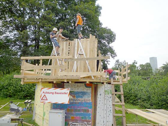 Im Außenbereich von Mini-München können sich die Kinder ein eigenes Haus bauen. Foto: qs