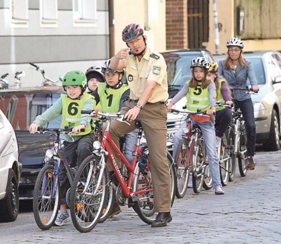 Nach dem Bestehen der theoretischen und praktischen Radlprüfung setzen die Kinder ihr Wissen im echten Verkehr um  in Begleitung von Polizei und Lehrern. Foto: Polizei