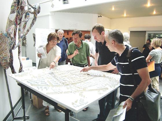 Viel Diskussionsstoff gab es rund um das Modell des künftigen Prinz-Eugen-Parks in Englschalking.	Foto: ikb