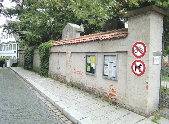 Der Zahn der Zeit nagt an der Außenmauer des Bogenhausener Friedhofs bei St. Georg – kein schöner Rahmen für die Prominentenruhestätte.    	Foto: ikb