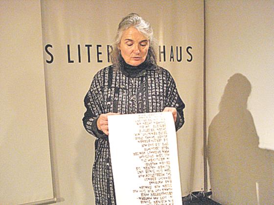 Ein Gedicht wie eine Partitur: Michèle Métail liest im Schweizer Haus. Foto: Adam Wieczorkowski