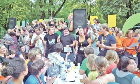 Zum Abschied sangen die Betreuer der 15. Spielstadt »Mini-München« für ihre kleinen Gäste »Das ist Mini-München«.	Foto: qs