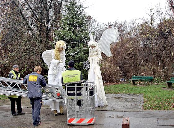 Wie jedes Jahr werden zwei überdimensionale Engel beim Christbaumschmücken helfen. 	Foto: Privat