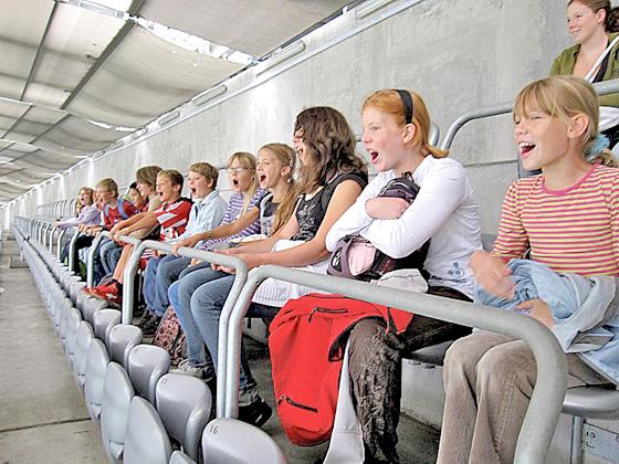 Viel Spaß hatten die Poinger Kinder bei der Allianz-Arena-Tour.	Foto: VA