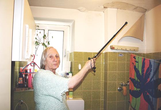 Seit zwei Jahren muss Elfriede Mauerkirchner mit den Folgen eines Wasserschadens leben. Jetzt hofft sie auf Hilfe vom Sozialbürgerhaus.	Foto: js