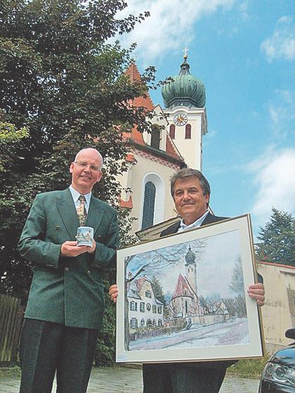 Pfarrer Wechselberger erhielt von dem Künstler Werner Kerscher das erste Kaffeehaferl. Foto: Privat