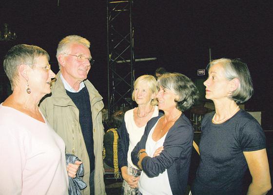Nach dem Konzert im Schlosszelt nahmen sich Burgi, Moni und Bärbi (v.r.) Zeit für einen Plausch mit den Stockhausens. Foto: us