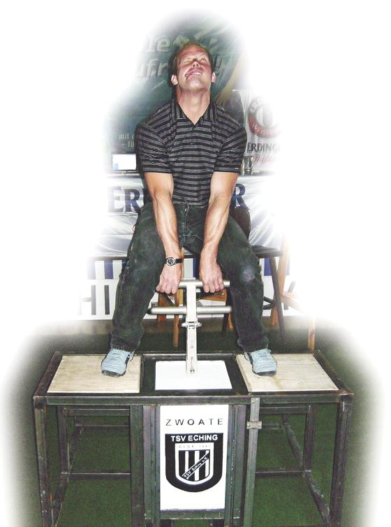 Um den 200 Kilo schweren »Stoa« anzuheben, braucht es vollen Körpereinsatz.	Foto: VA