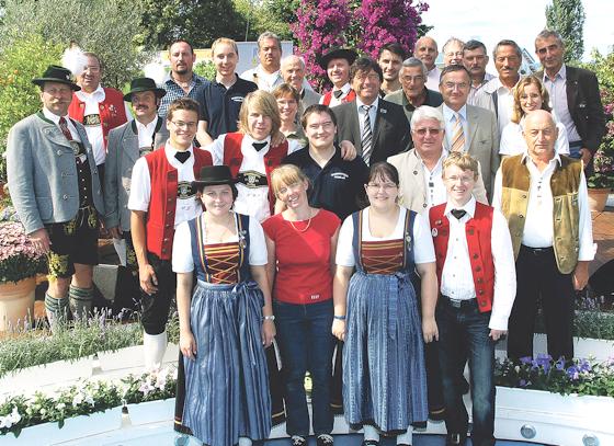 Die stolze Poinger Delegation im ZDF-Fernsehgarten in Mainz nach der Verleihung der Bronzemedaille.	Fotos: H. Dullnig