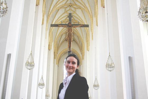 Lucia Hilz ist die erste Domkapellmeisterin Deutschlands. Sie bestimmt ab jetzt das musikalische Programm in der Frauenkirche.	Foto: Julia Stark