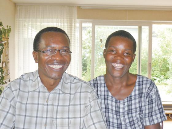 Das Ehepaar Asifiwe und Bryceson Mbilinyi ist für vier Wochen zu Besuch in Haar. Foto: Privat