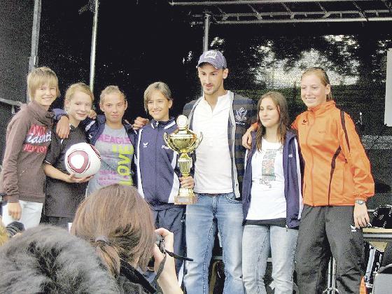 Die Mädchenmannschaft des PSV freute sich über den Fair-Play-Pokal. Foto: Verein
