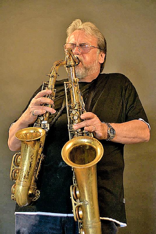 Steve Hooks spielt zwei Saxophone gleichzeitig. Die meisten schaffen das nicht mal mit einem. VA