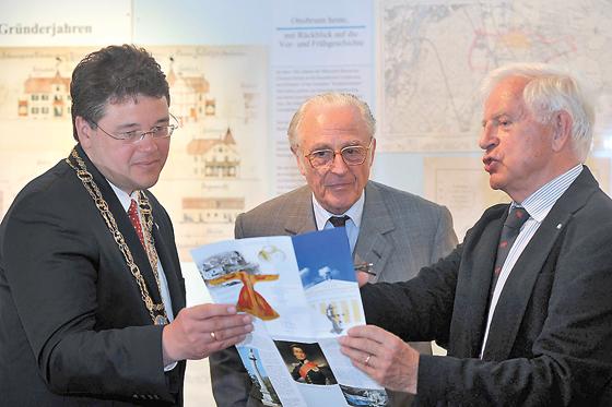 Professor Jan Murken erläutert Herzog Franz von Bayern und Bürgermeister Thomas Loderer den neuen Museumsführer. 	Foto: Claus Schunk