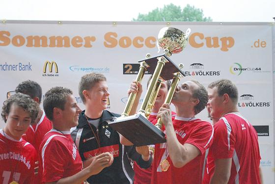 Die strahlenden Sieger des 2. Sommer Soccer Cup der Fahrschule DriverClub44.	Foto: Anna Gutmann