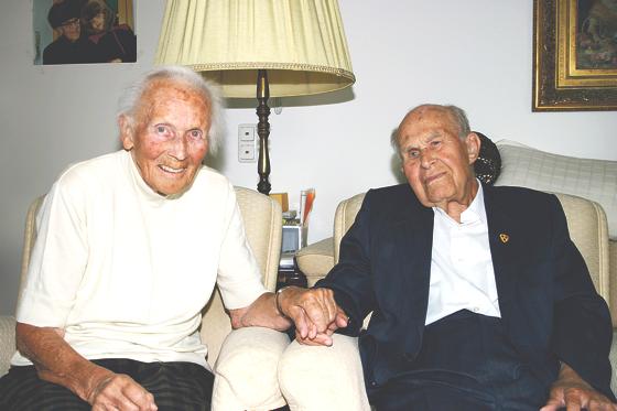 Seit 59 Jahren glücklich verheiratet: Elisabeth und Dr. jur. Georg Rabich, der im August seinen 100. Geburtstag feierte. 	Foto: sl