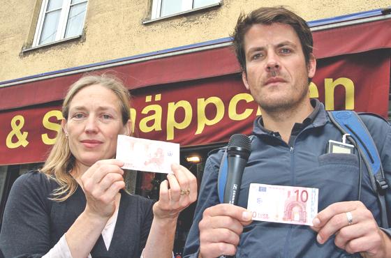 Die beiden Schauspieler Susanne Schroeder und Mirco Monshausen begeben sich mit einem 10-Euro-Schein auf eine abenteuerliche Reise.	Foto: mst