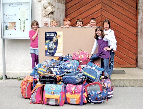 Die Kinder der Turnerschule in Waldtrudering haben bisher 45 gebrauchte Schulranzen für bedürftige Kinder gesammelt.	Foto: Privat