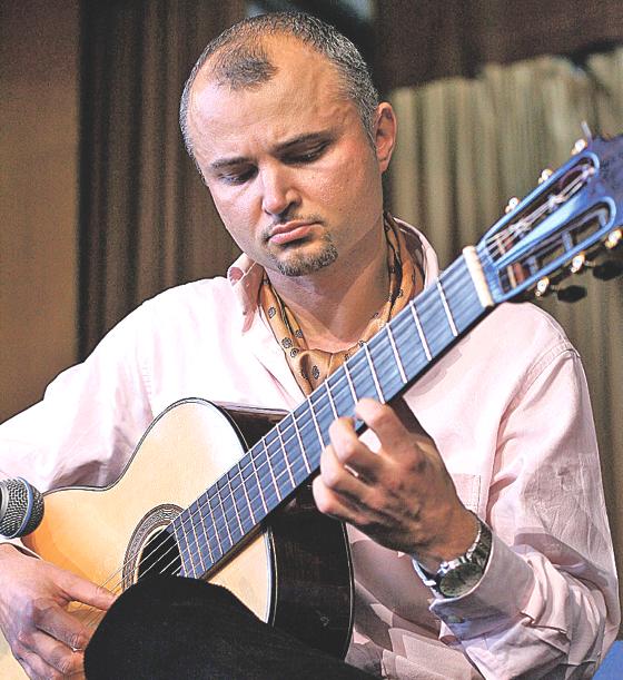 Gitarrist Denis Omerovic performt mit Tobias Maehler »Poemas de Amor« im Heppel & Ettlich. 	Foto: VA
