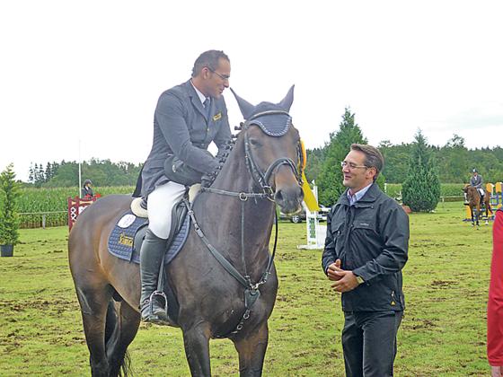 Brunnthals Bürgermeister Stefan Kern gratulierte einem der engagierten Reiter. Foto: Privat