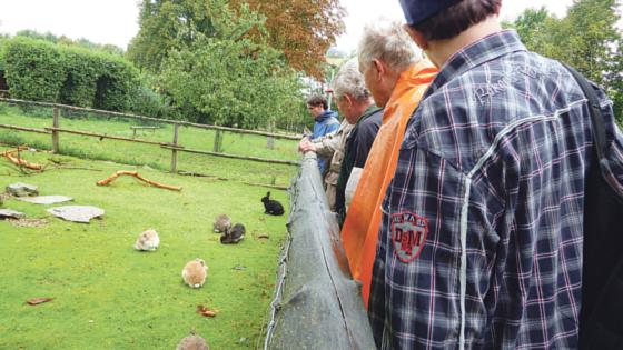 Interessantes erfuhren die Teilnehmer der AWO-Radltour im Neubiberger Umweltgarten.	Foto: Privat