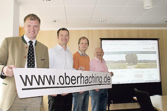 Bürgermeister Stefan Schelle, Alexander Maierhöfer, sowie Sönke Ahlborn und Franz Wagner freuen sich über die neue Homepage. Foto: hol