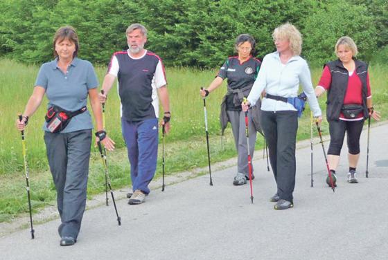 Beim Nordic Walking kommt es auf die richtige Technik an. Foto: Verein