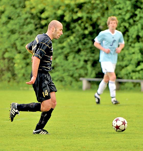 Daniele Reisinger (l.) im Einsatz als Spielertrainer beim FC Oberföhring.	Foto: FCO
