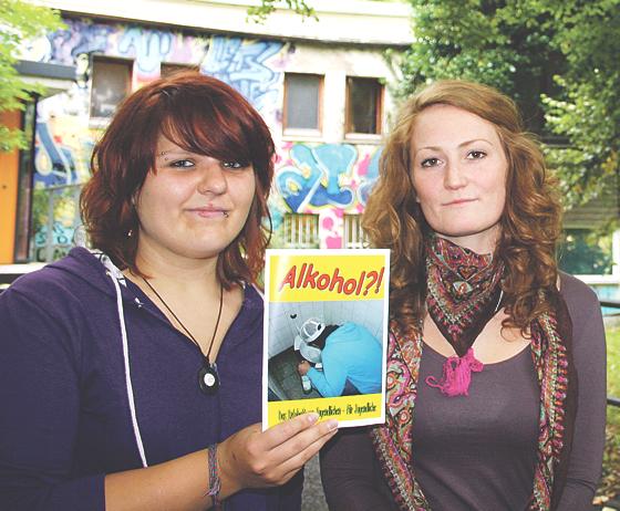 Nadja Maslik (li.) hat die Produktion der Broschüre initiiert, rechts Nicole Syr, Mitarbeiterin vom Jugendtreff Au.	Foto: js