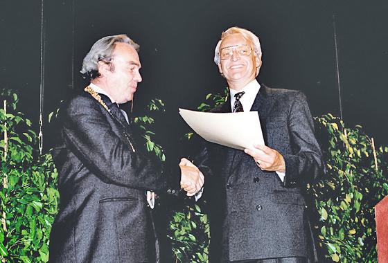 Die Gemeinde Garching wird zur Stadt: Am 14. September 1990 vollzog der damalige Innenminister Dr. Edmund Stoiber, die Erhebung.	Foto: Stadt Garching