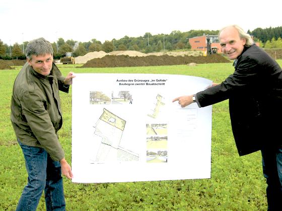 Ulrich Rauh und Michael Horn vom Baureferat präsentieren die Pläne für den 2. Bauabschnitt der Grünanlage Nord »Im Gefilde«.	Foto: Angela Boschert
