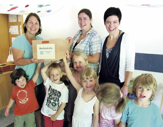 In einer stabilen Holzkiste verpackt können sich Lehrer und Erzieher »Medienkisten« für ihre Arbeit mit den Kindern abholen. Foto: Gemeindebibliothek