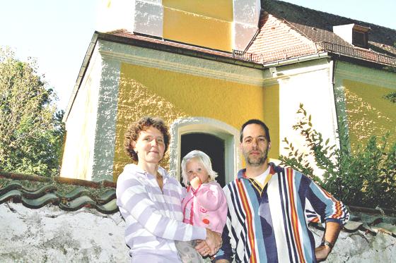Der stellvertretende Pfarrgemeinderatsvorsitzende Stefan Reich, mit Frau Anja Reich und Jule vor dem St. Anna-Kircherl, das renoviert wird. 	Foto: mst