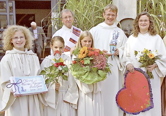 Blumen gab es zum Abschied für Annemarie Nefzger (re.), Dominik Arnold (2. v. re.) bekam eine Schultüte zur Begrüßung. Foto: Privat