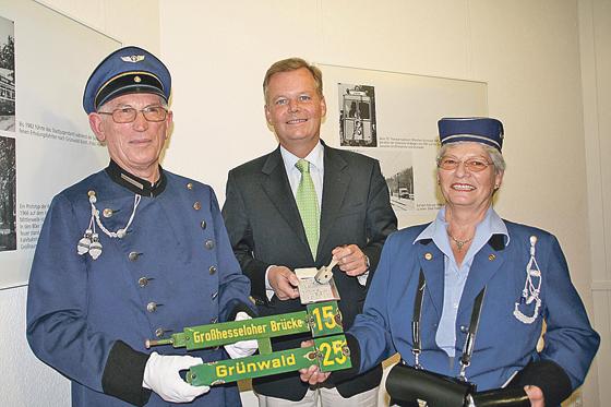 Nostalgie pur: Bürgermeister Jan Neusiedl (Mitte) begrüßt die beiden »Schaffner« Manfred und Traudl Neumaier zur Ausstellungseröffnung. Foto: hol