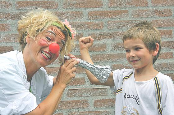 Im Krankenhaus heitern Clowns Kinder auf und erleichtern ihnen so den Klinikaufenthalt. 	F.: Peter Spiel