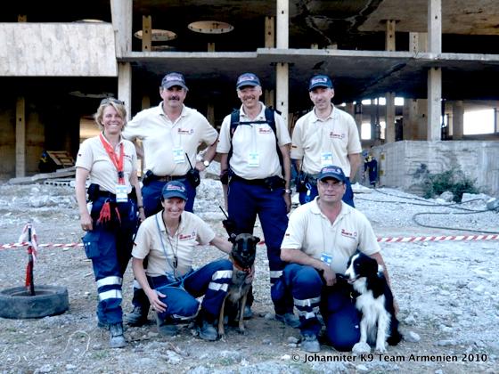 Auch zwei Mitglieder der Rettungshundestaffel München waren bei der Ernstfall-Übung dabei. Foto: Johanniter K9 Team Armenien 2010