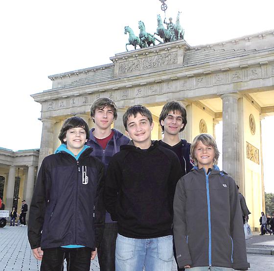 Vor dem Brandenburger Tor: Felix Sittenauer, Benedikt Böhm (hi. v. li.), Max Sondermayer, Patrik Pandi, Moritz Hübner (vo. v. li.).	Foto: VA