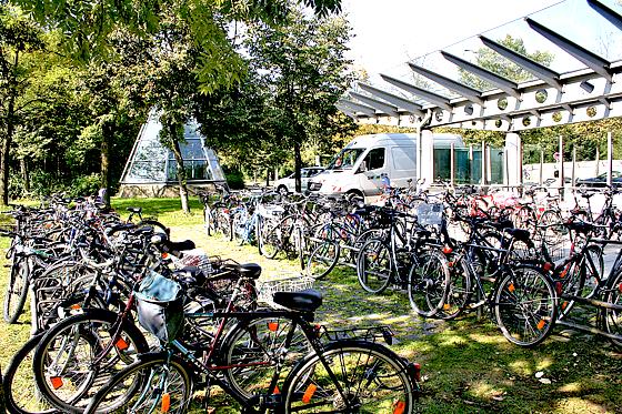 Mehr Fahrradständer rund um den U-Bahnhof Harthof sollen 2011 aufgestellt werden. 	Foto: ws