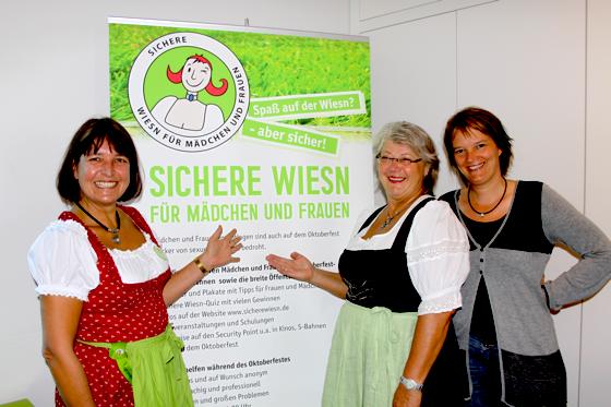 Aktion »Sichere Wiesn«: Christine Rudolf-Jilg, Hanne Güntner und Maike Bublitz (v.l.) kümmern sich auf dem Oktoberfest um Frauen in Notlagen.	Foto: ko