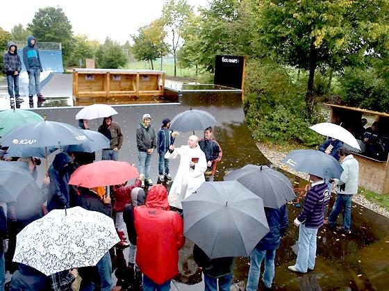 Kaplan Arkadiusz Czempik weihte bei strömendem Regen die neue Skateranlage im Sportpark Vaterstetten.	Foto: ed