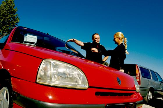 Wer ein Auto hat oder sich eins zulegen will, sollte bei der Wahl der Versicherung aufmerksam vergleichen und auf die genauen Vertragsbedingungen achten.