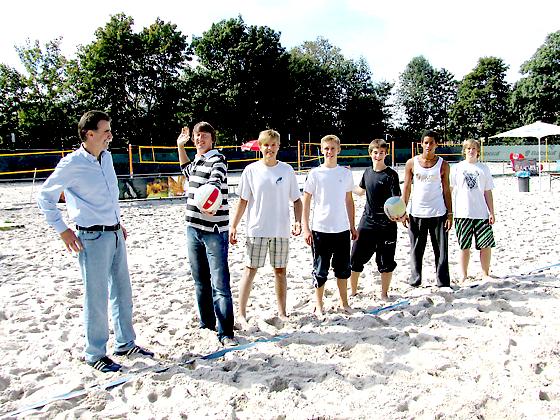 Beim Projektstart war Heiner Brand dabei, der Trainer der Handball-Nationalmannschaft (li.).	Foto: VA